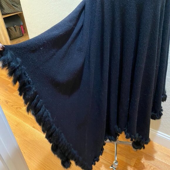Jones NY Black boucle wool poncho with angora trim - Picture 3 of 13